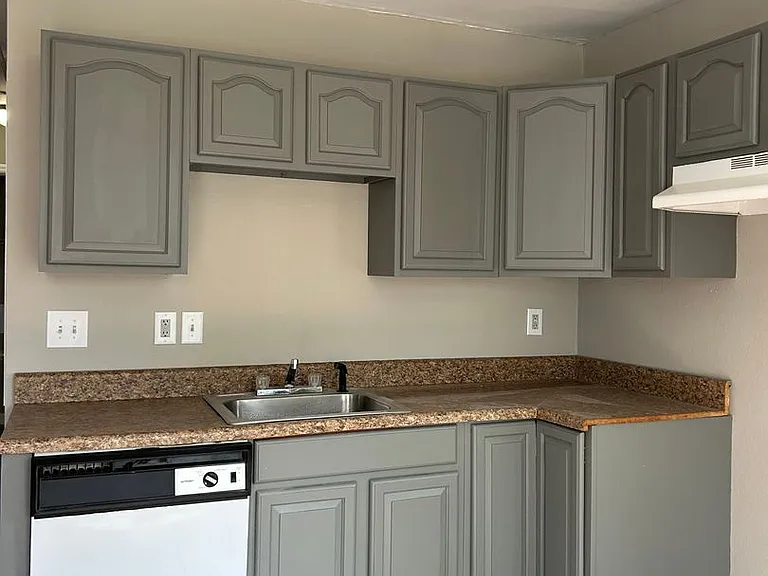 200 E Oak Street — Photo 3
