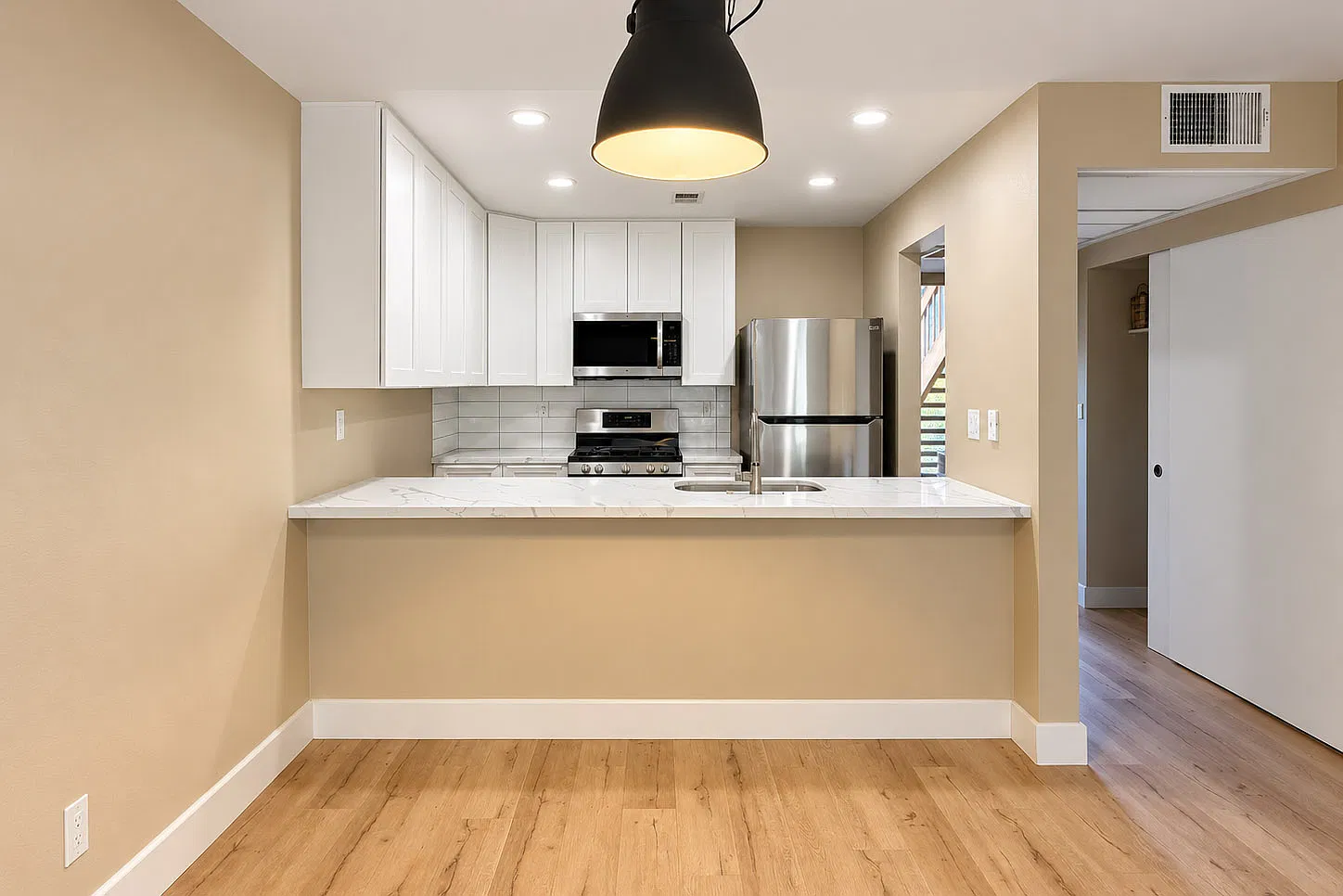 2 bed, 930 sqft, $3,000 — Photo 2