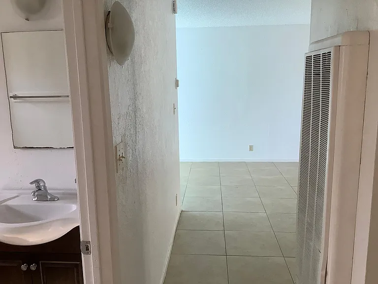 1014 S Trinity St — Photo 19