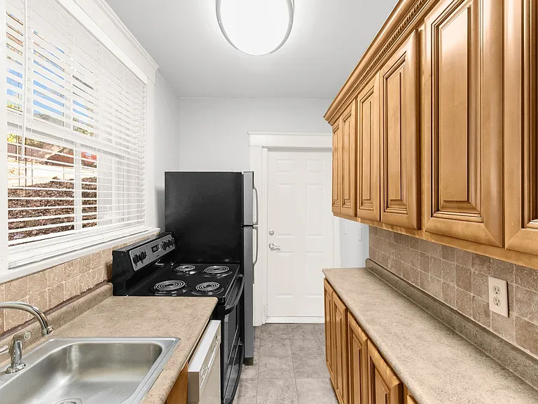 Elmhardt Apartments — Photo 8