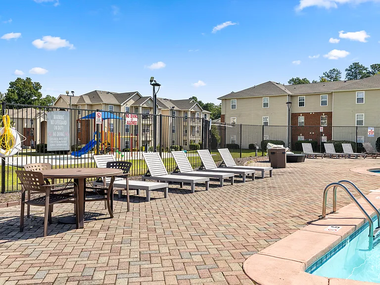 Sunset Pointe Apartments — Photo 27