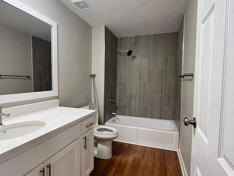 Farmingdale Apartments — Photo 14