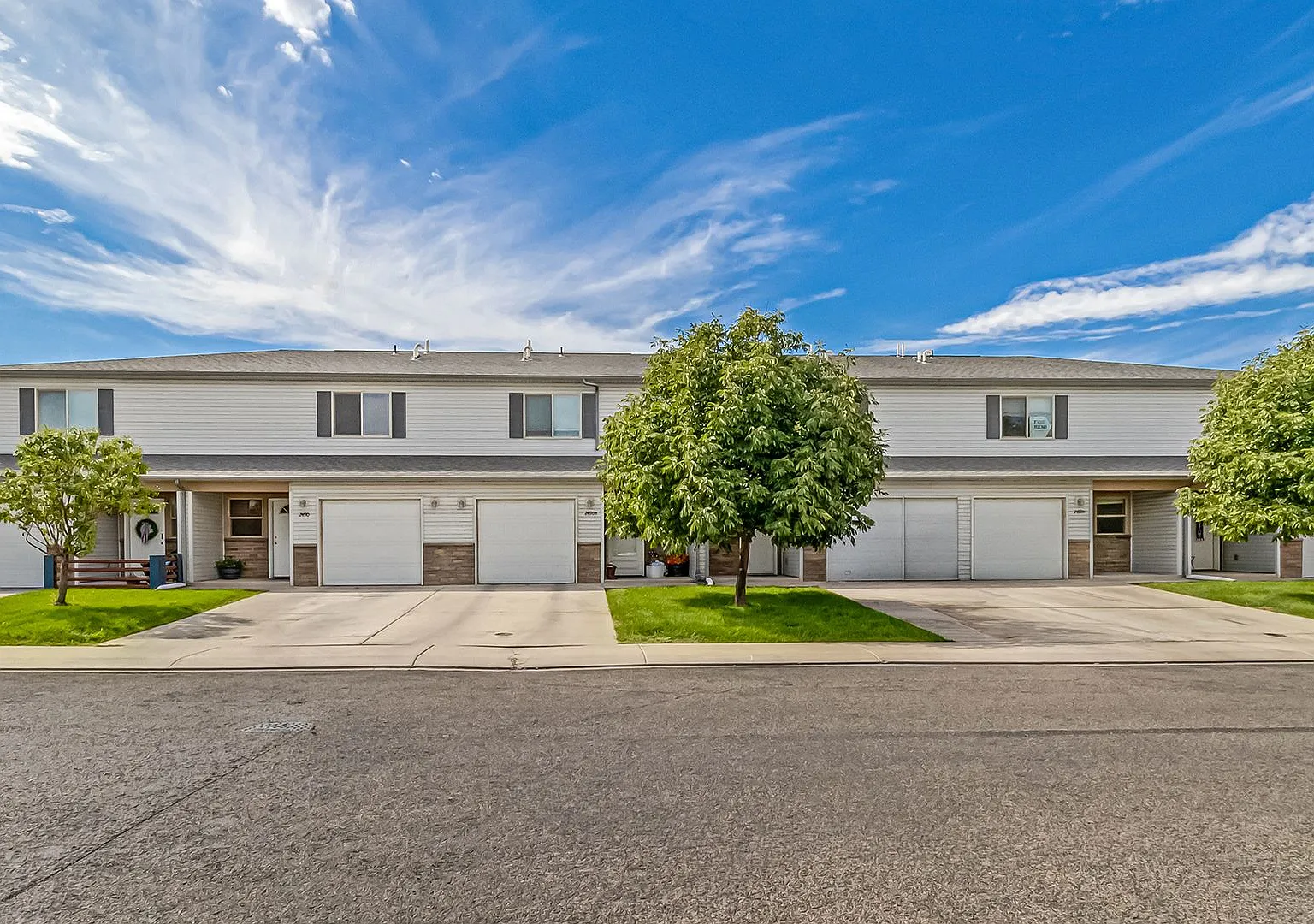 Spacious 3-Bedroom Condo with Garage Great Location! — Photo 4