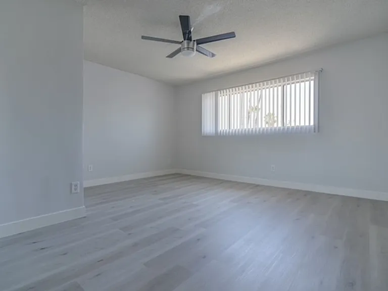 4060 Stevely Ave — Photo 15
