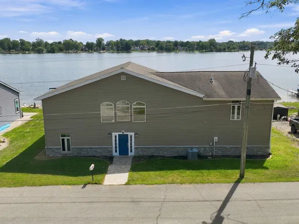 6530 E McGuire Rd, Churubusco, IN 46723