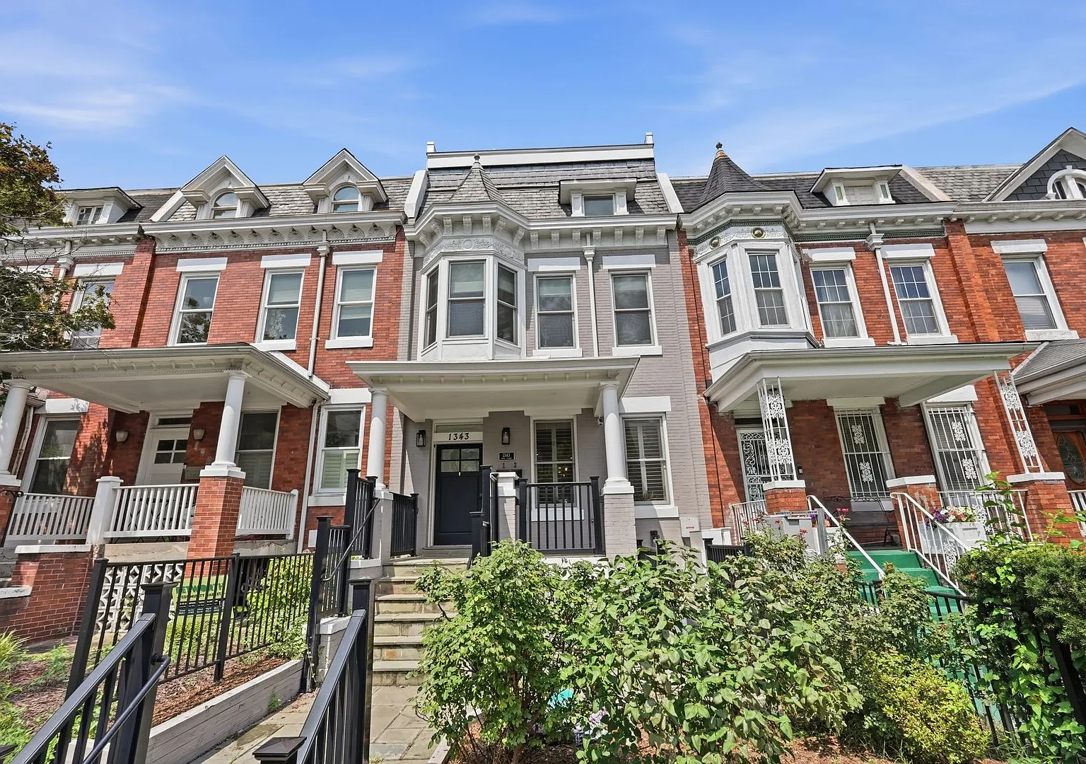 Updated Condo Style Townhome in Columbia Heights! — Photo 1