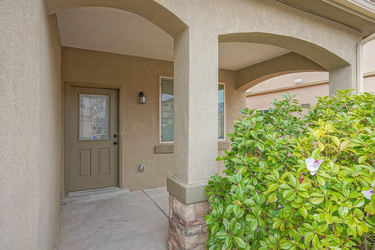 4 bed, 2706 sqft, $2,995 — Photo 2