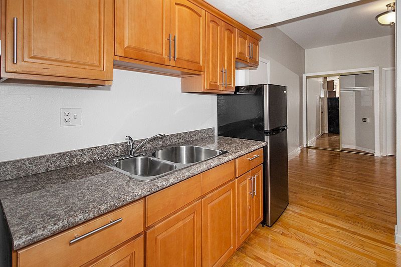 1st image of 1999 Oak St #3
