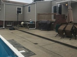 28 Red Robin Rd, Cranston, RI 02920