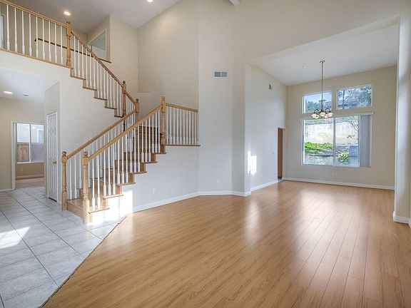 4th image of 17183 Russet St