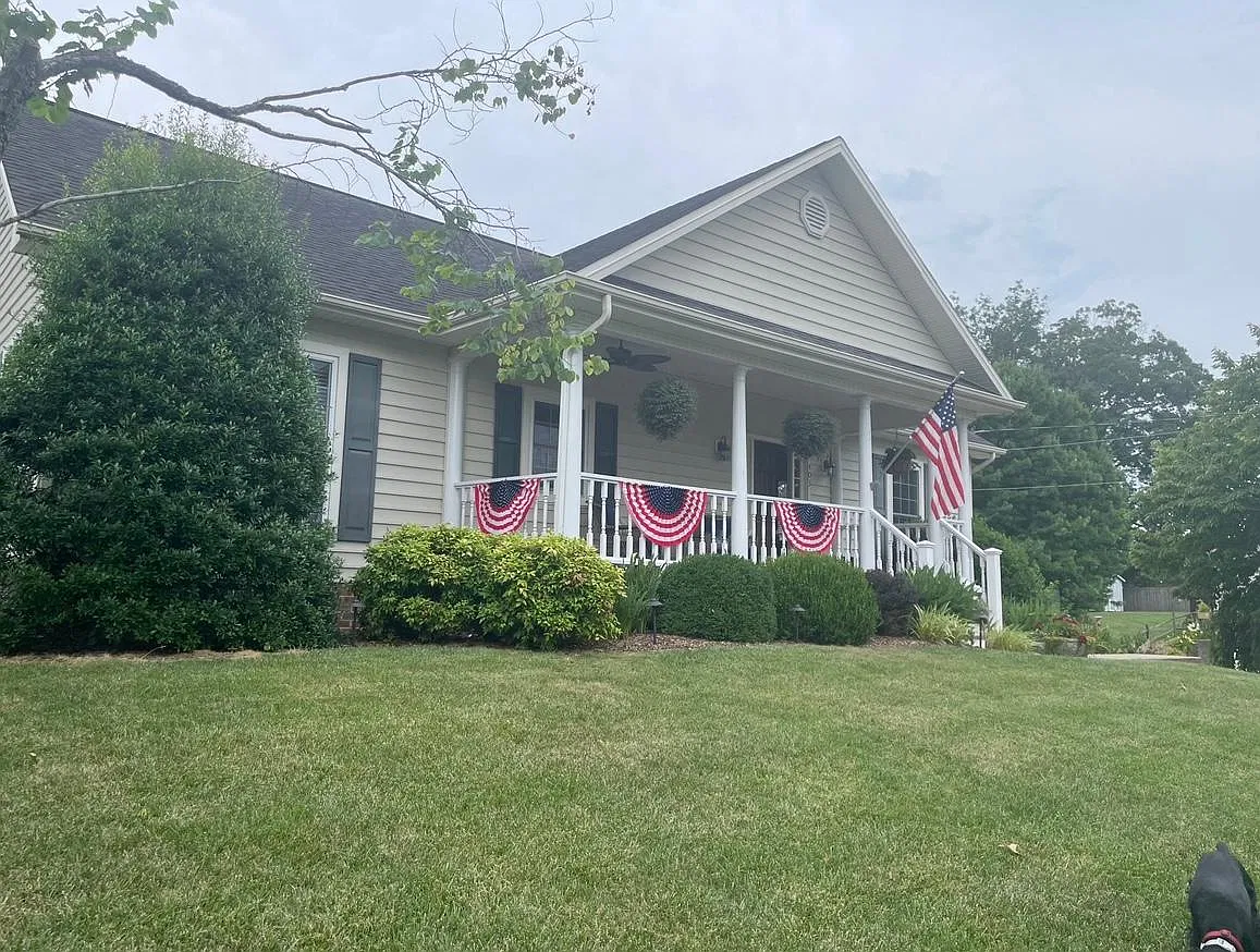 4 bed, 2.5 bath, 2296 sqft, $2,800 — Photo 3