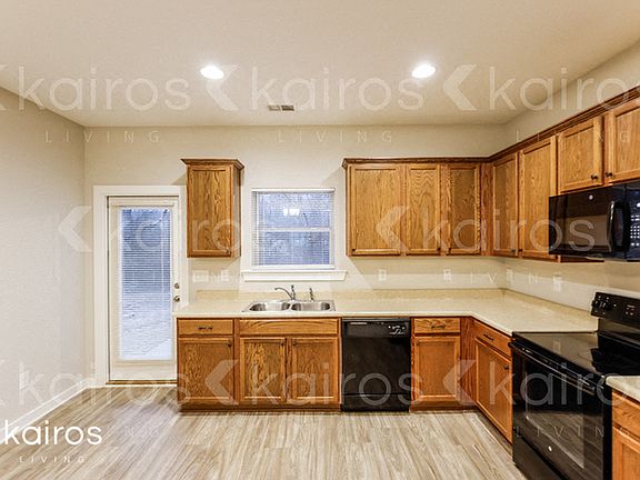 5th image of 611 White Oak Cir