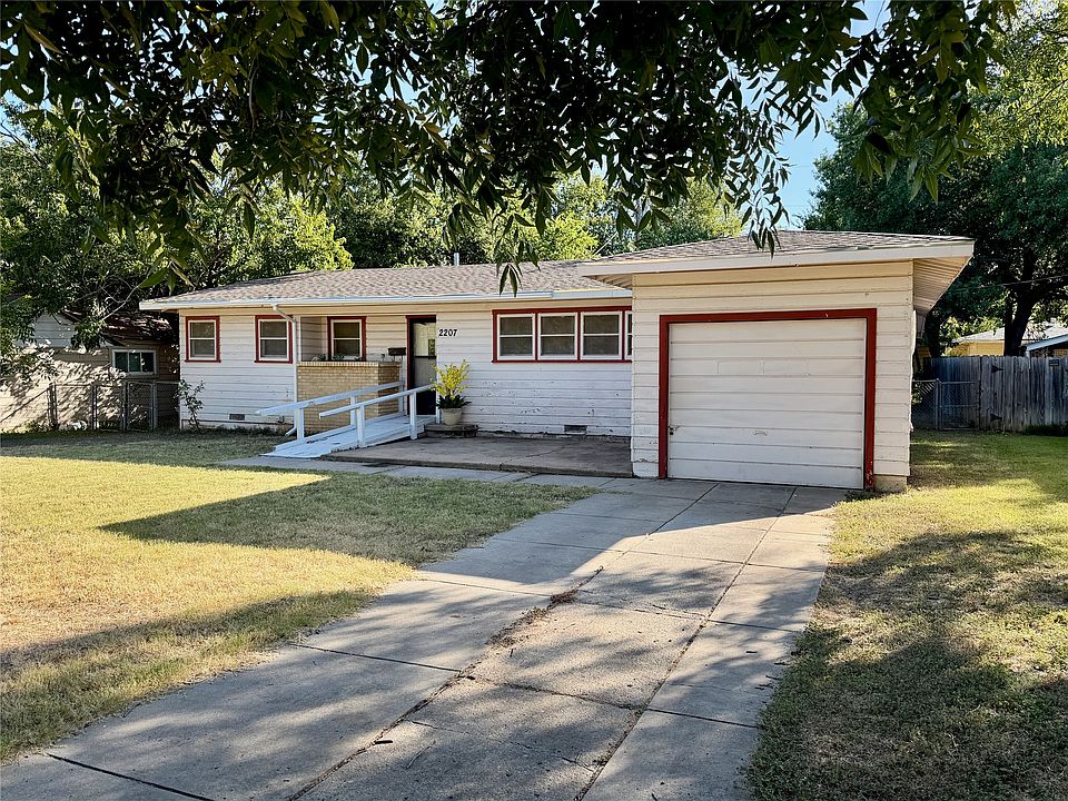 1st image of 2207 4th St