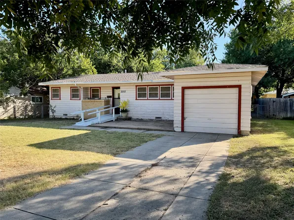 2207 4th St, Brownwood, TX 76801