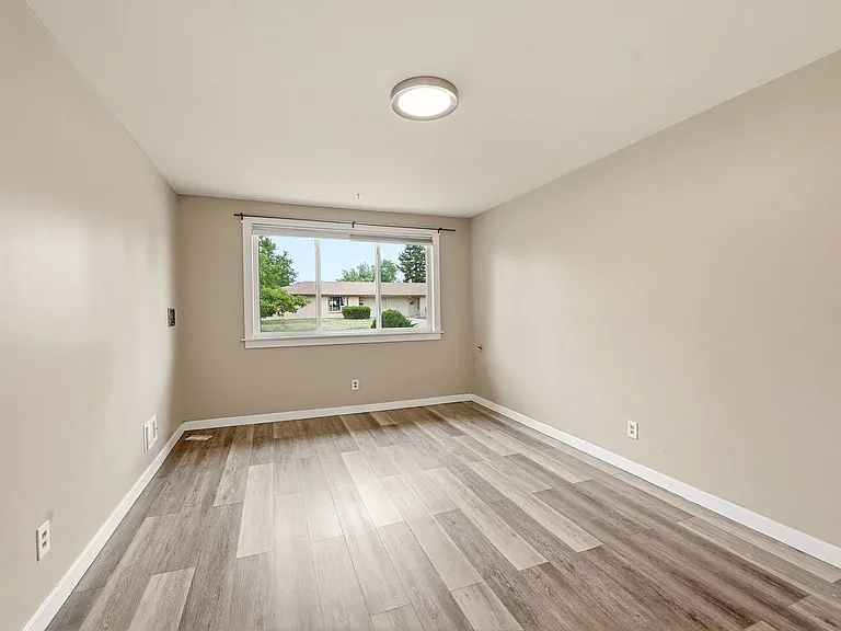 1275 W 4th Ave — Photo 10