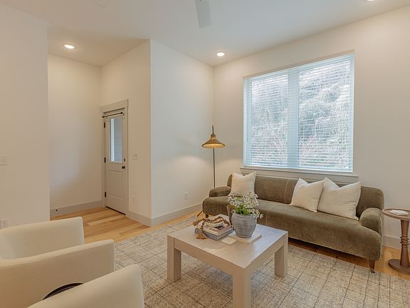 4th image of 899 Cherokee Blvd #113-B