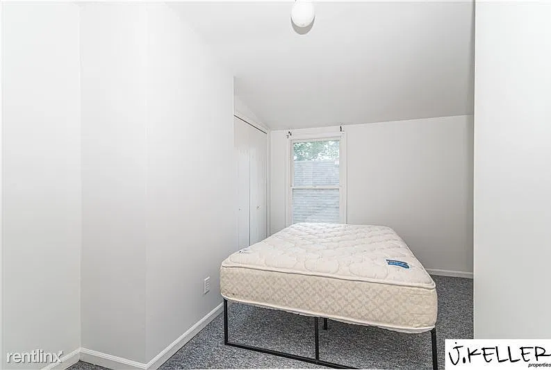 909 Woodlawn Avenue - 1 — Photo 4