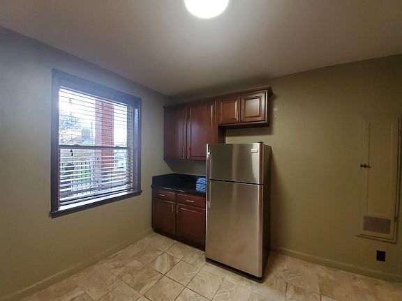 3rd image of 564 Gillis St