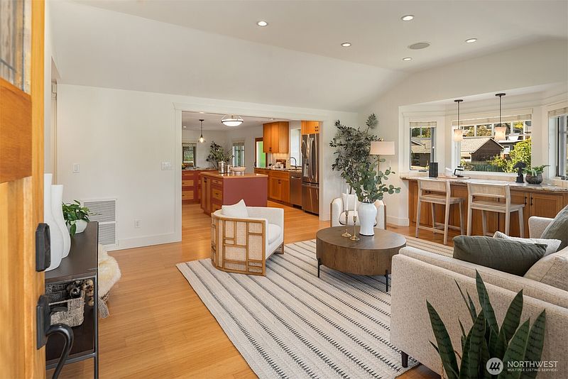 4th image of 821 4th Street