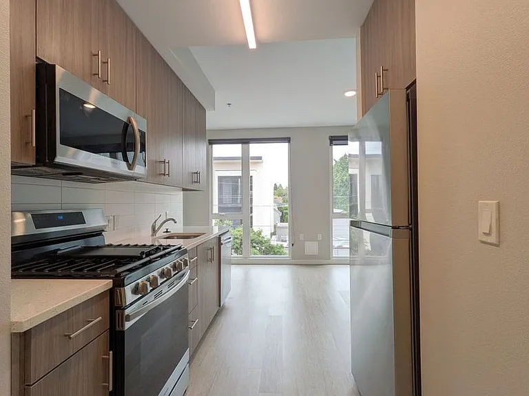 Division 31 Apartments — Photo 2