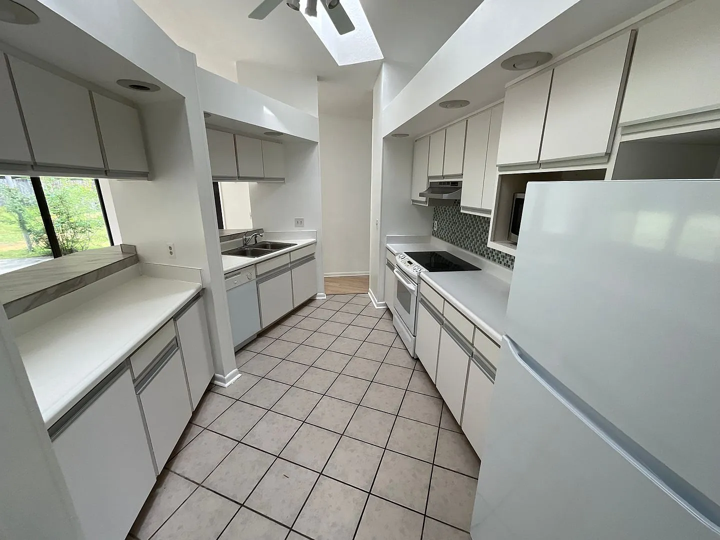 Fantastic 3/2 Home in Sunny Hills w/ 2-Car Garage & Lawn Maintenance — Photo 4