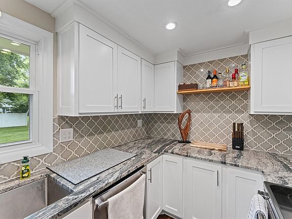 5th image of 465 Southbrook Dr