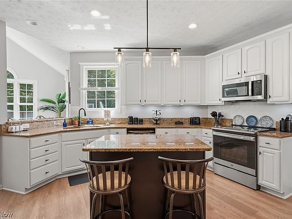 3rd image of 3119 Laura Ln