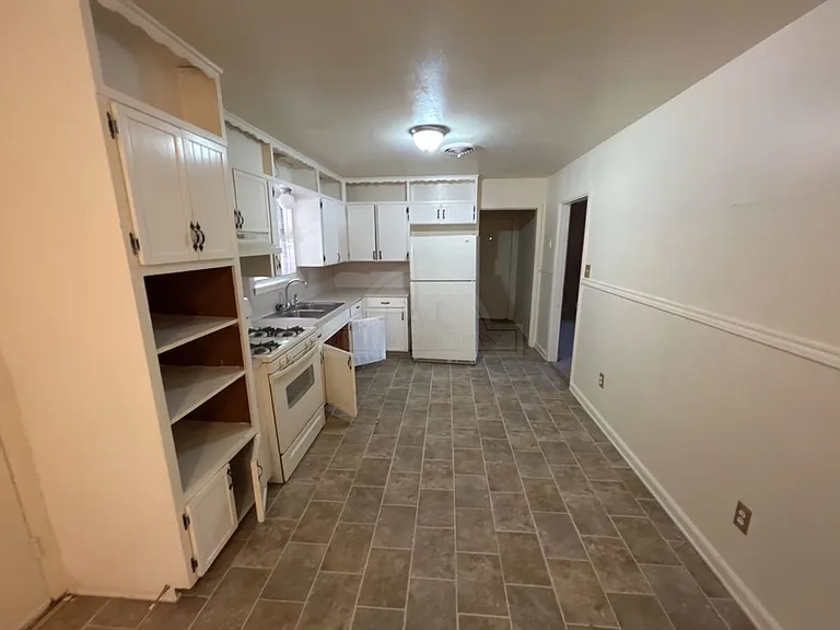 208 Oak St — Photo 8