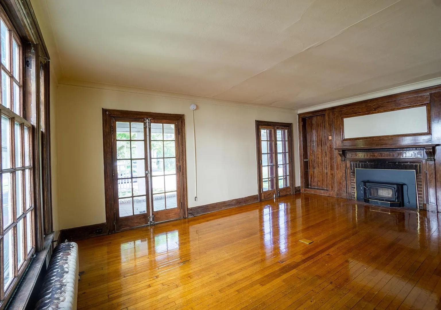 118 Victoria - Available 6/1/2027 - Spacious Home with Garage — Photo 3
