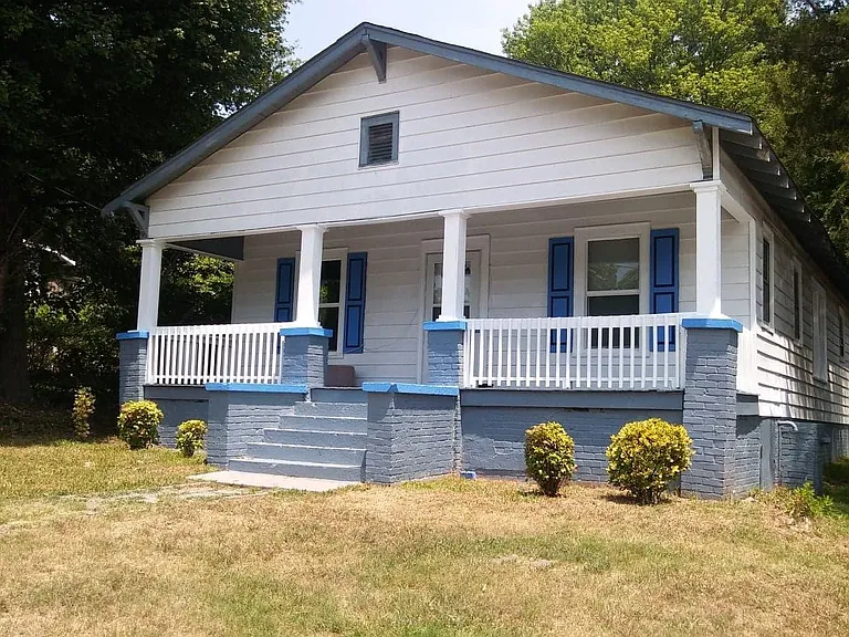 610 Holt Ave — Photo 2