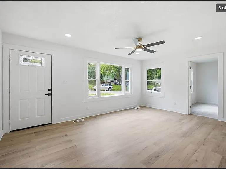 2221 S Hawthorne Ave — Photo 2