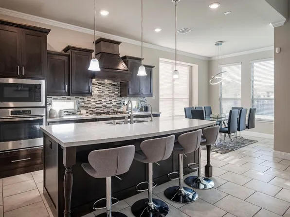 7488 Reverchon Dr, Irving, TX 75063
