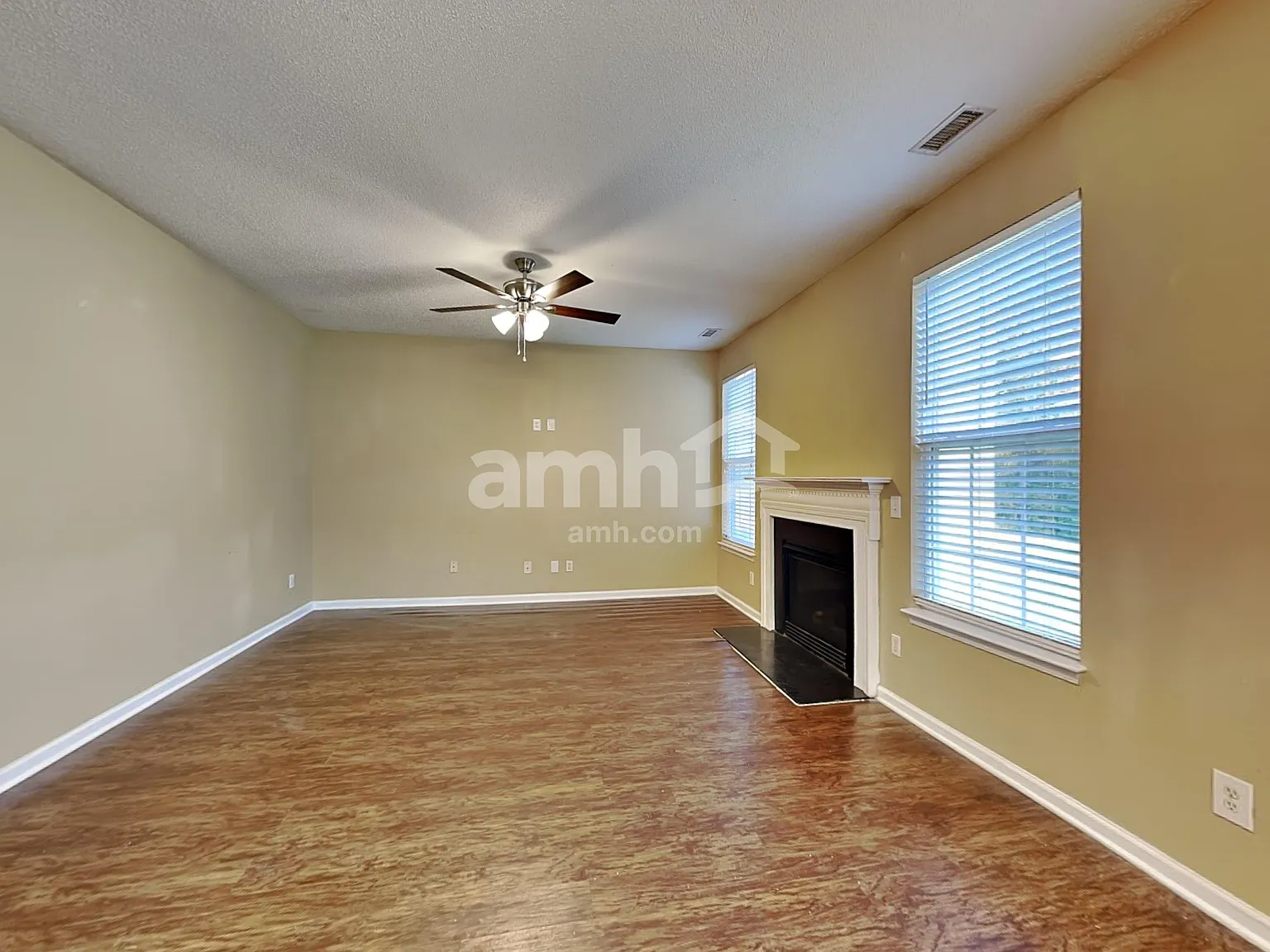 3 bed, 2.5 bath, 1976 sqft, $2,005 — Photo 4