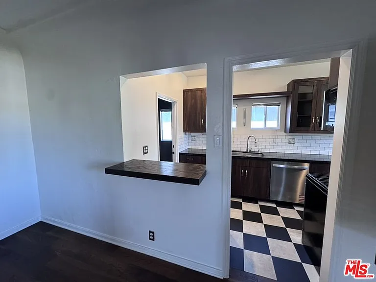 1425 S Curson Ave — Photo 13