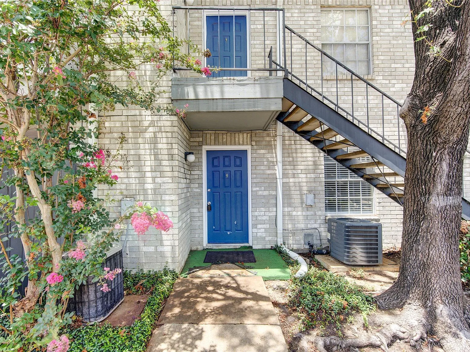 2 bed, 4.0 bath, 1068 sqft, $1,198 — Photo 2