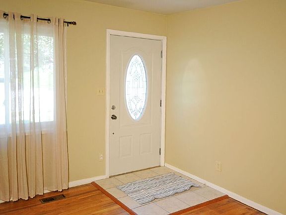 4th image of 910 Carole St