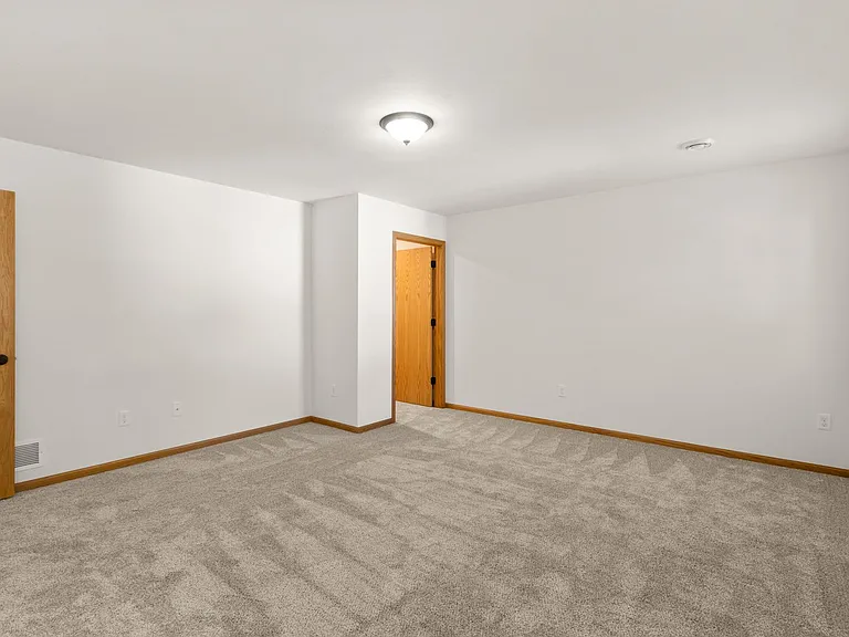 324 Woodcrest Ln — Photo 13