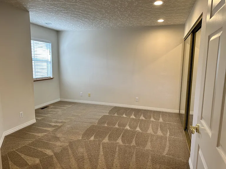330 E College St — Photo 39