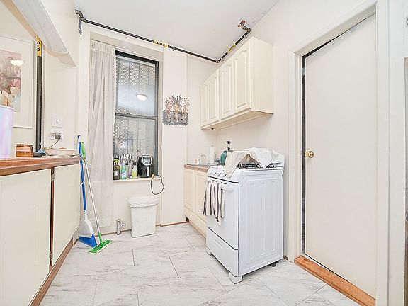 5th image of 208 E 6th St APT 3