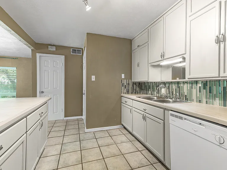4723 Victor St #D — Photo 8