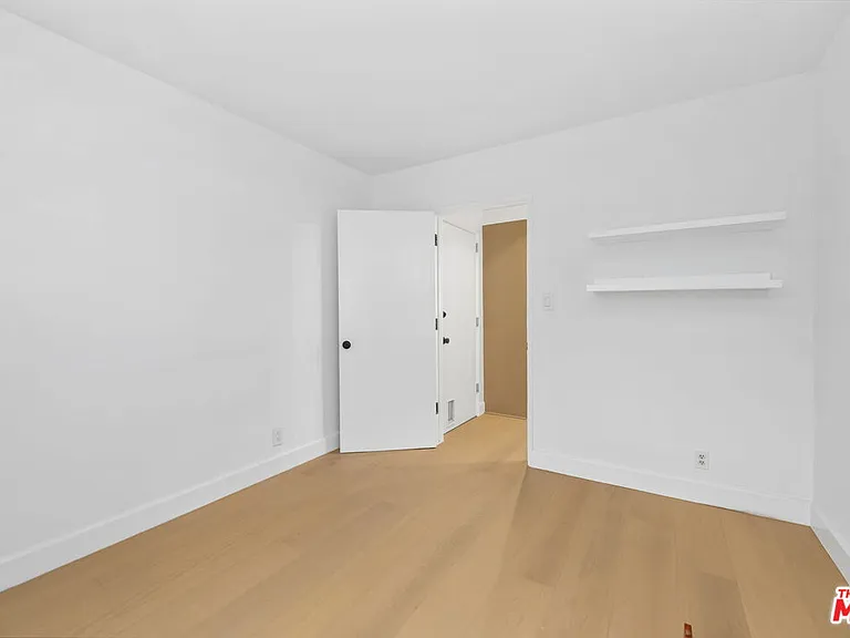 1836 N Doheny Dr — Photo 23
