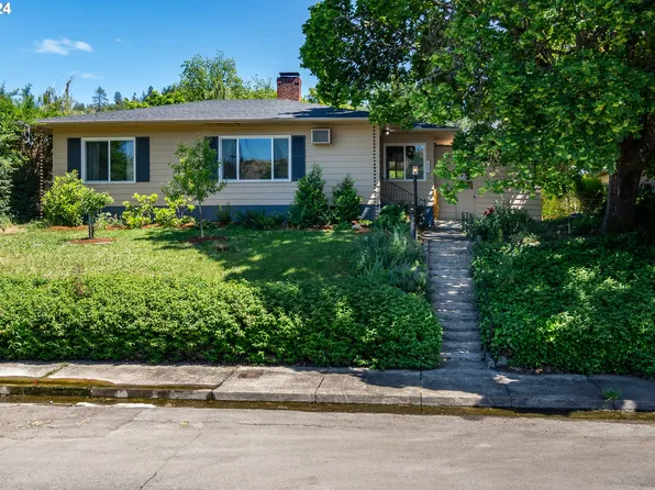 1527 SE Jackson St, Roseburg, OR 97470