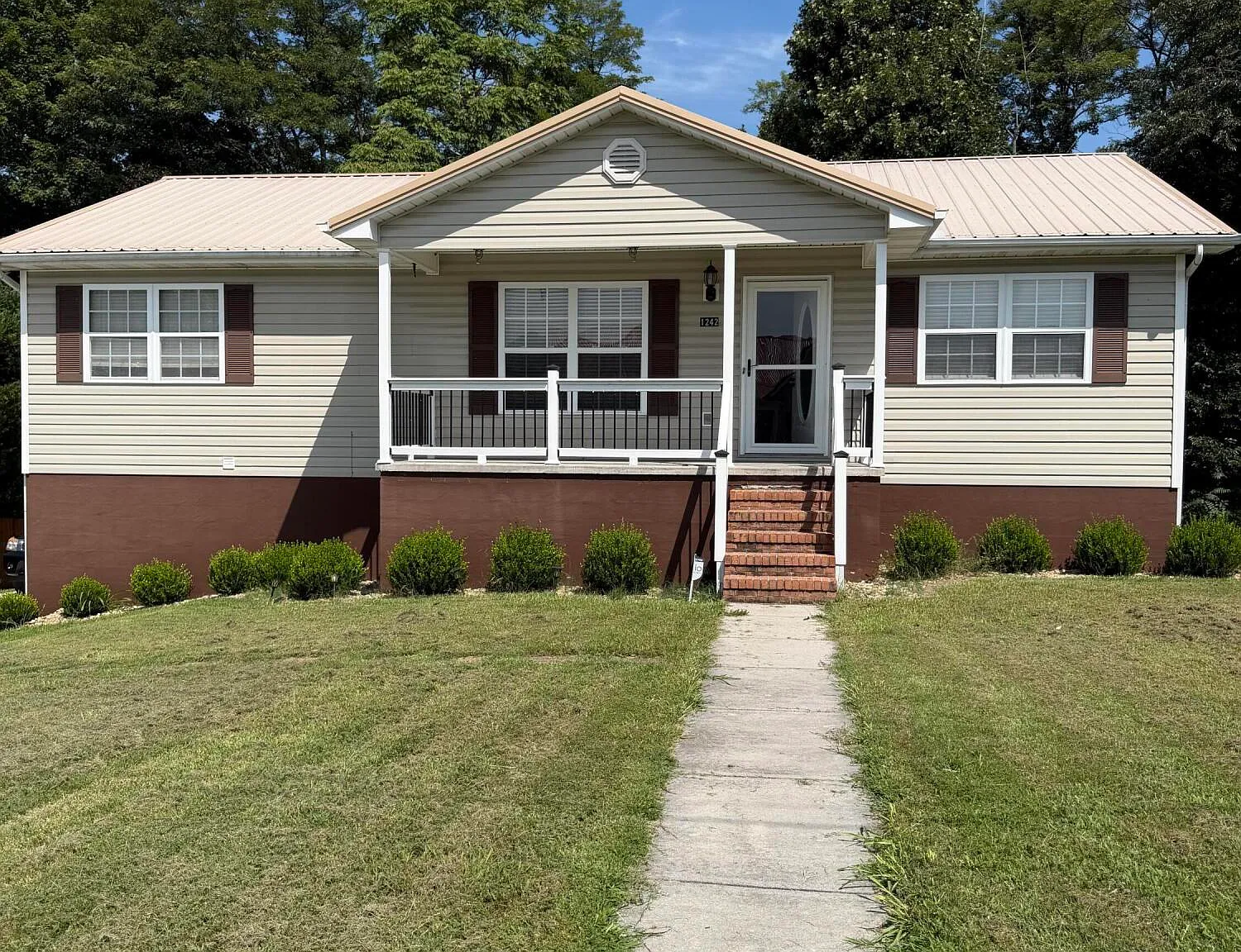 3 bed, 2.0 bath, 1292 sqft, $2,400 — Photo 1