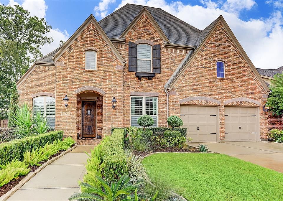 Stunning 5 bedroom home with a covered patio & large fenced yard in Sienna. Beautiful decorator touches throughout include wood-look tile floors, soft neutral paint, soaring ceilings, arched doorways, upgraded light fixtures, quartz countertops, and 