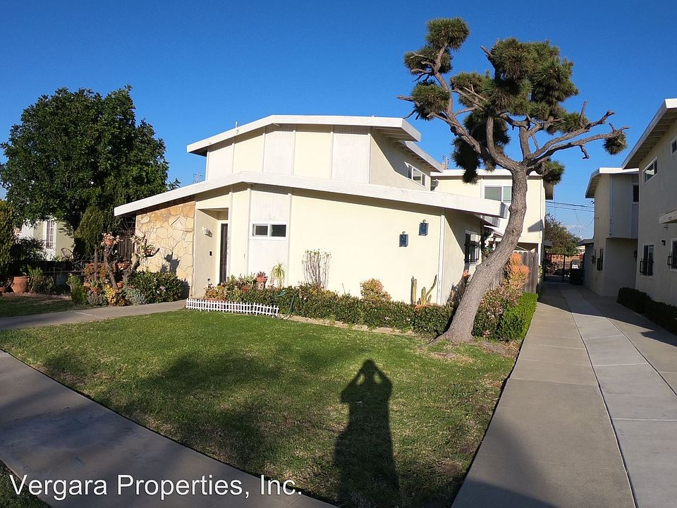 1st image of 18008 Manhattan Pl