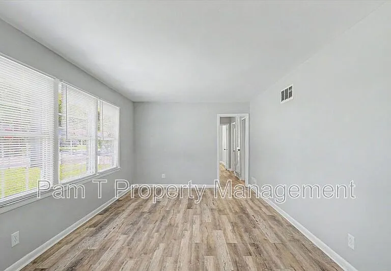 1719 E 59th St — Photo 6