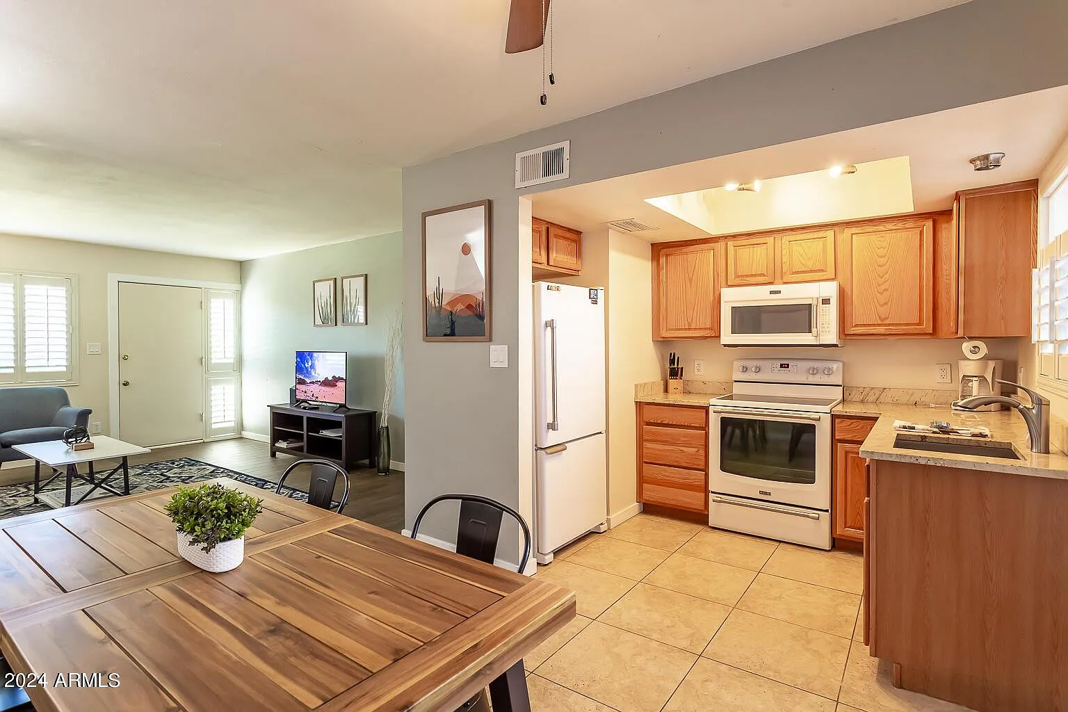 2 bed, 1.0 bath, 782 sqft, $1,800 — Photo 2
