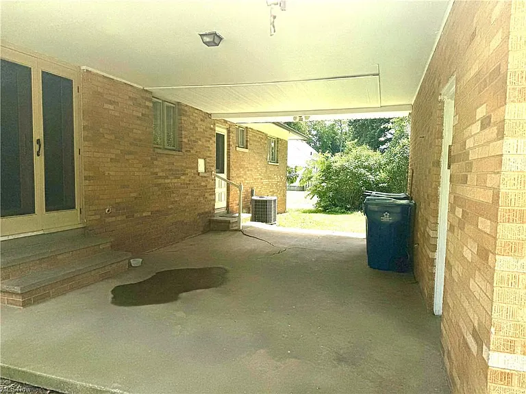 6950 Columbia Rd — Photo 3