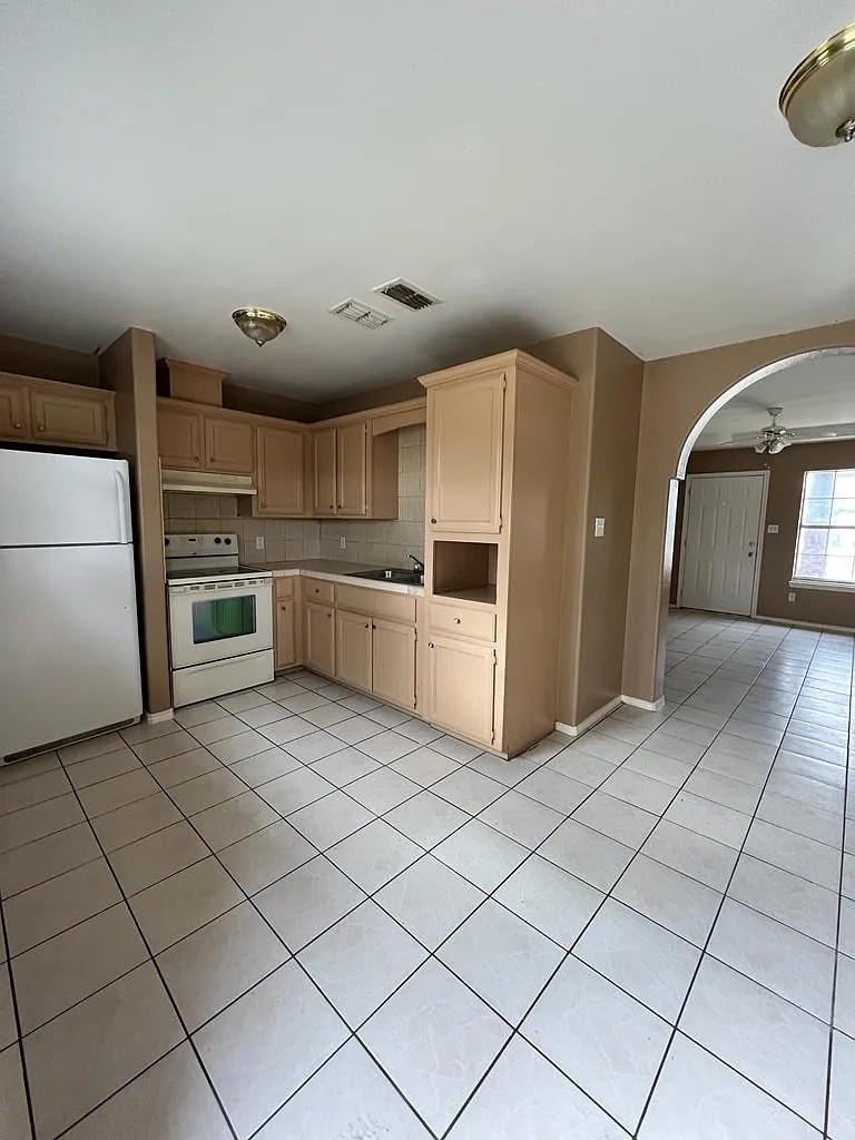 2 bed, 770 sqft, $795 — Photo 4