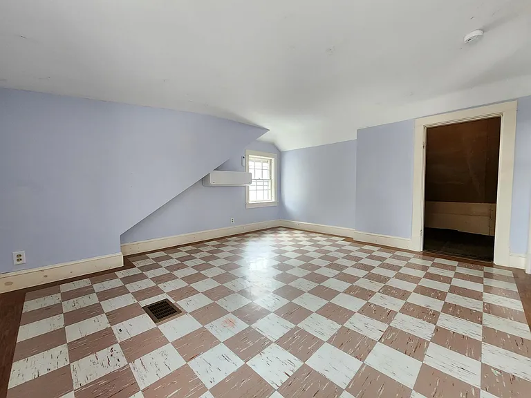 281 Wilson St — Photo 4